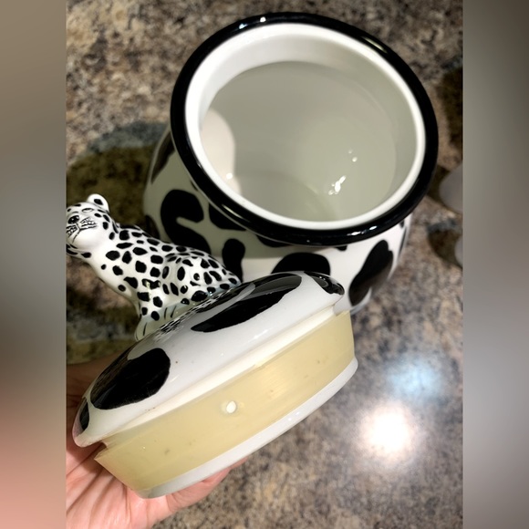 American Atelier collectible hand painted snow leopard cookie jar. Beautiful 💕 - Picture 2 of 6